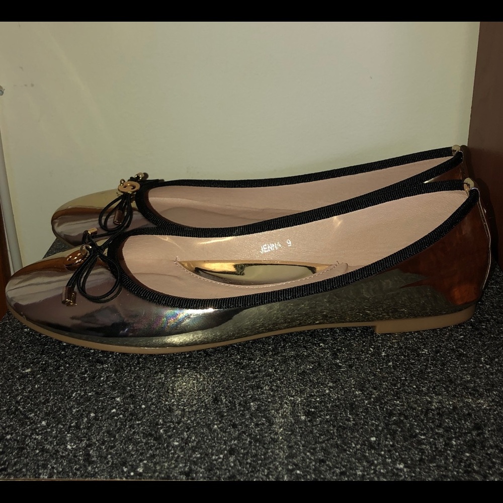 ✨Black Swan Flats✨